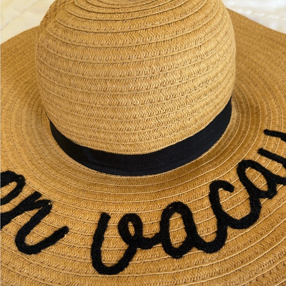 🤍Beach hat🤍 - Picture 2 of 4